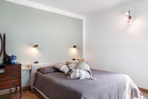 1 dormitorio blanco con 1 cama y vestidor en Il posto al sole Caronella, en Teglio