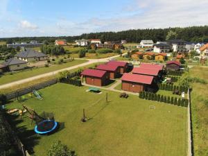 een luchtzicht op een boerderij met een speeltuin bij Domki WIKA 2 in Ustka