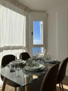 uma sala de jantar com uma mesa com cadeiras e uma janela em Beachfront mar de plata em Algarrobo