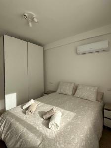 um quarto com uma cama com duas almofadas em Beachfront mar de plata em Algarrobo