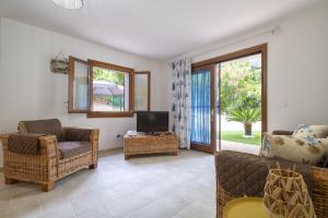 a living room with a couch and a tv at Soleluna apartment in Castelsardo
