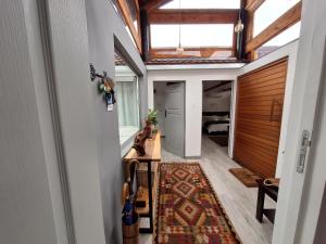 克魯格斯多普的住宿－Windsong Living Tree Living，楼房的走廊,地板上铺着地毯