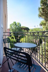 a table and a chair on a balcony at Superbe studio avec balcon vue mer à 100m de la plage in Saint-Tropez