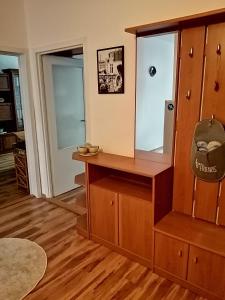 Cette chambre comprend une coiffeuse et un miroir. dans l'établissement Apartman Classic, à Komárno