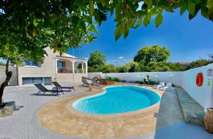 una piscina en el patio trasero de una casa en Villa Elena - Private Villa in the heart of nature, en La Canea