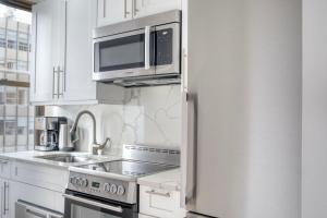 Cucina o angolo cottura di Midtown East 1br w media room nr Grand Central NYC-1169