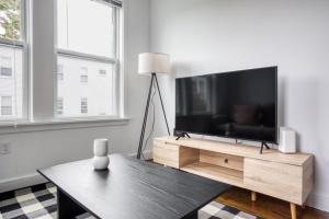 TV a/nebo společenská místnost v ubytování Charming 3BR w WD nr MIT Kendall Sq BOS-453