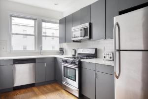 Kuchyň nebo kuchyňský kout v ubytování Charming 3BR w WD nr MIT Kendall Sq BOS-453