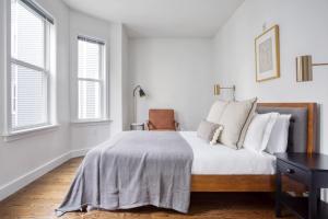 Säng eller sängar i ett rum på Charming 3BR w WD nr MIT Kendall Sq BOS-453