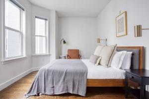 Postel nebo postele na pokoji v ubytování Charming 3BR w WD nr MIT Kendall Sq BOS-453