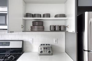 A cozinha ou cozinha compacta de Charming 3BR w WD nr MIT Kendall Sq BOS-453