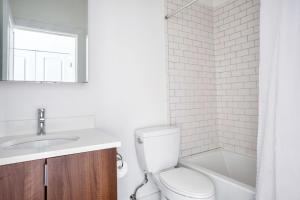 Koupelna v ubytování Charming 3BR w WD nr MIT Kendall Sq BOS-453 + 11 fotografií