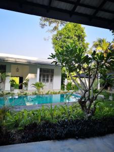 un complejo con piscina frente a un edificio en South House-Weligama, en Weligama