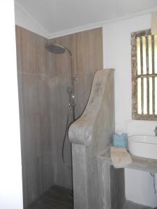 y baño con ducha y lavamanos. en South House-Weligama, en Weligama
