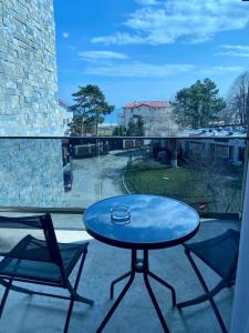 een tafel en 2 stoelen op een balkon met uitzicht bij MAV Boutique Villa in Eforie Nord