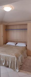 - une chambre avec un grand lit dans l'établissement Dolce Vita Alta Ventimiglia, à Vintimille