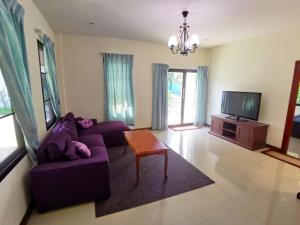 TV a/nebo společenská místnost v ubytování Two Villas Phuket Bang Tao Beach