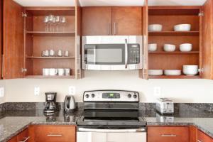 Kuchyň nebo kuchyňský kout v ubytování Mount Vernon 1BR w Gym WD nr Capital One Arena WDC-489