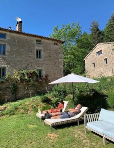 Κήπος έξω από το Maison en Ardèche avec bain suédois et Sauna