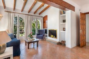 a living room with a couch and a table at Ca Na Loulou in Cala d´Or