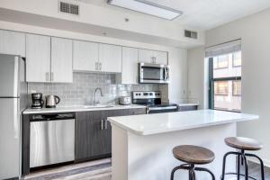 Köök või kööginurk majutusasutuses Logan Circle 1BR w Gym WD Pool nr bars WDC-483