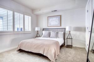 Voodi või voodid majutusasutuse Logan Circle 1BR w Gym WD Pool nr bars WDC-483 toas +27 fotot