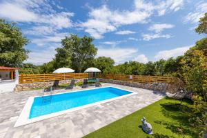 a swimming pool in a yard with chairs and a fence at Villa Meri in Gabonjin
