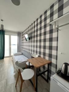 een kleine kamer met een bed en een tafel bij Willa Koralowa 16 - BASEN PODGRZEWANY, KLIMATYZACJA in Sarbinowo