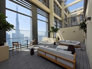 Fotografie z fotogalerie ubytování Downtown Decadence : A 1BR Urban Sanctuary v Dubaji