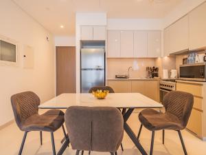 Fotografie z fotogalerie ubytování Downtown Decadence : A 1BR Urban Sanctuary v Dubaji