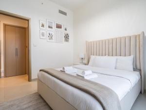 Fotografie z fotogalerie ubytování Downtown Decadence : A 1BR Urban Sanctuary v Dubaji
