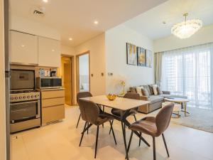 Fotografie z fotogalerie ubytování Downtown Decadence : A 1BR Urban Sanctuary v Dubaji