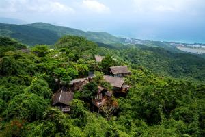 eine Luftansicht eines Hauses auf einem Hügel in der Unterkunft Yalong Bay Earthly Paradise Birds Nest Resort （Mountain Villas) in Sanya