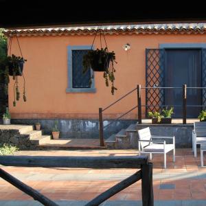 una casa con dos sillas y escaleras delante en La casa di Bacco - Etna Country House - Affitto breve, en Castiglione di Sicilia