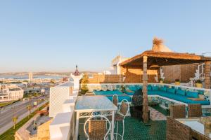 balcone con vista su un hotel con piscina di Riad Villa with Mediterranean Sea Views of Spain and Gibraltar a Tangeri