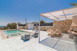 eine Terrasse mit einem Pool und einem Pavillon mit einem Tisch und Stühlen in der Unterkunft Le Mar Villa in Vasilikos