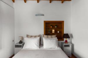 Posteľ alebo postele v izbe v ubytovaní Traditional Rustic Maisonette by Konnect