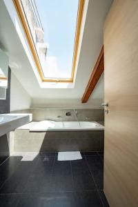 een badkamer met een wastafel en een bad bij Mansarda Napoli Sky By Dimorra in Napels