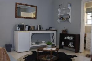 een woonkamer met een open haard en een spiegel bij The Symphony in Durban