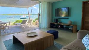En TV eller et underholdningssystem på Blue Ocean Suites & Apartments