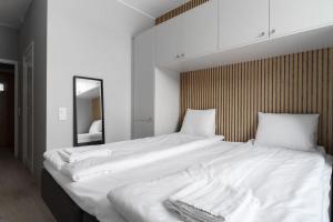 1 cama blanca grande en una habitación con espejo en Tott studios, en Åre