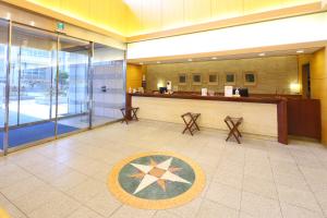 um lobby com uma estrela no chão de um edifício em Dormy Inn PREMIUM Kushiro em Kushiro