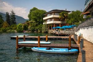 een paar boten op het water in een resort bij Giardinetto in Pettenasco