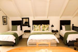 Un pat sau paturi într-o cameră la Hermanus Champagne Accommodation