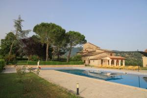una casa con piscina e un edificio di Palombara Country House a Montecchio