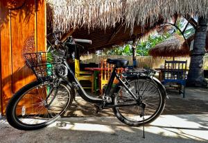 una bicicleta estacionada frente a un edificio en Gili Land en Gili Air