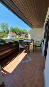 a patio with a table and chairs on a balcony at Ferienwohnung Melinda in Füssen