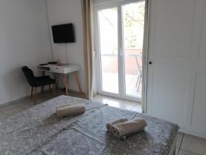 1 dormitorio con 1 cama con 2 toallas en Apartman 2 Punta Pakoštane en Pakoštane