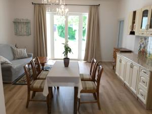 eine Küche und ein Esszimmer mit einem Tisch und Stühlen in der Unterkunft Villa Rosa Centre in Balatonfüred