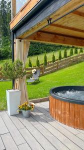 Zahrada ubytování Dom na Zielonym Wzgórzu z własną Sauną i Jacuzzi